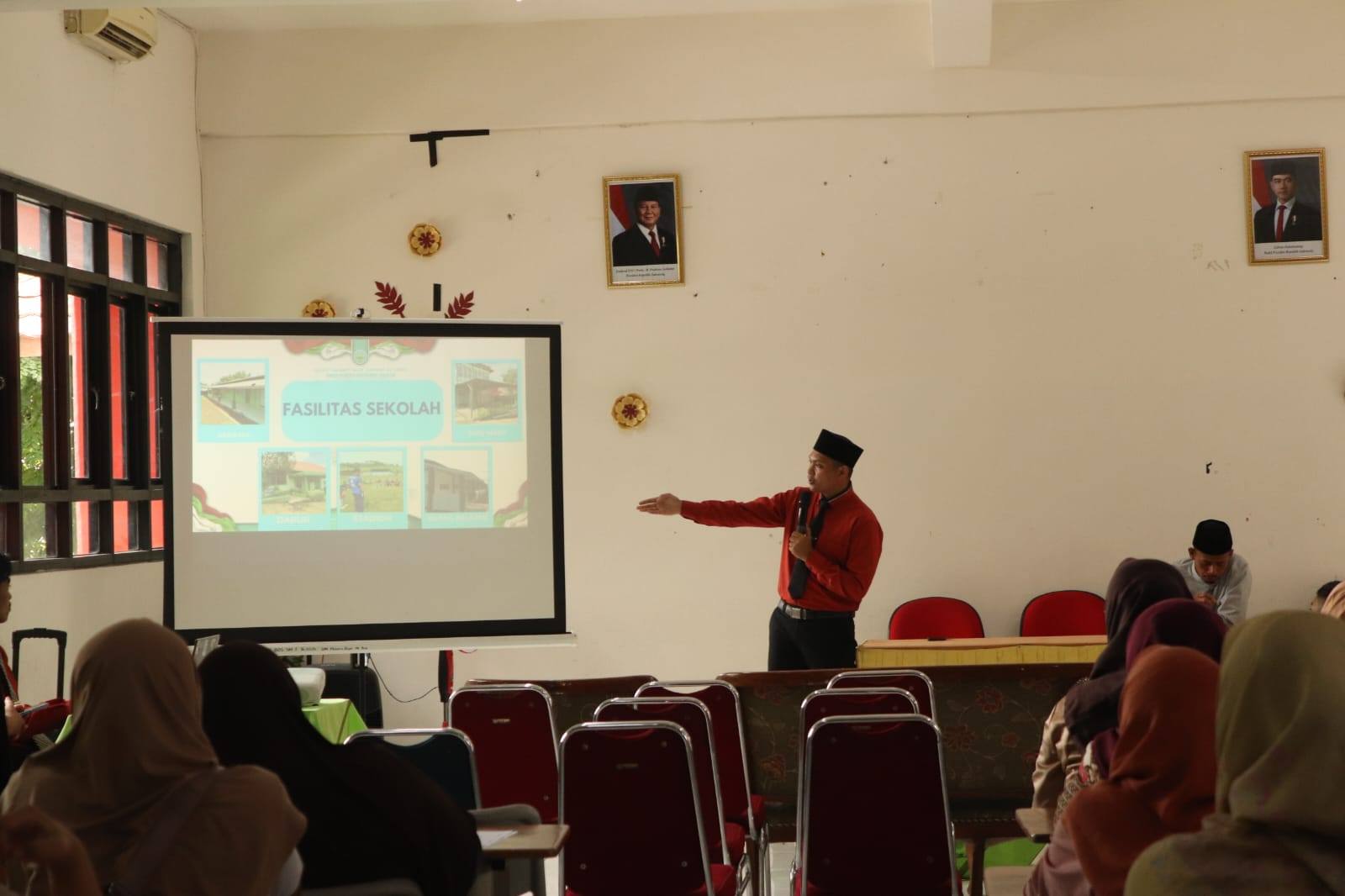 Kegiatan Roadshow oleh Dewan Guru Bersama Walisantri di SDN Malaka Jaya untuk Mengenalkan Pondok Pesantren Modern Darul Mukhlisin