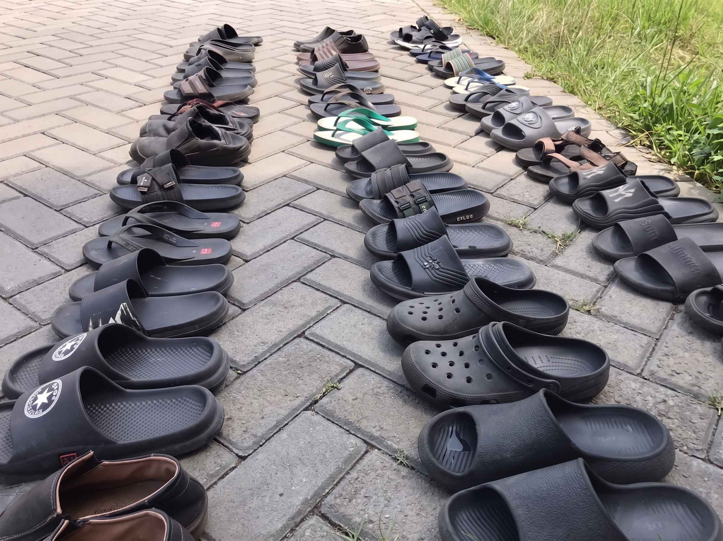 Sandal Banyak, Jangan Sampai Salah Ambil!